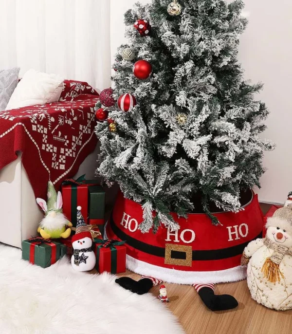 The red Christmas tree collar on the Christmas tree is displayed on the corner