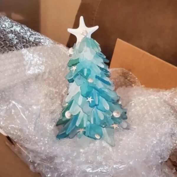 The sea glass Christmas tree is in a exquisite and safe package.